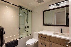 Ensemble douche/baignoire, shampoing
