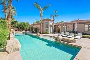 Una piscina riscaldata, una piscina sportiva