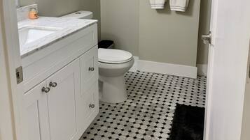 Dusch, hårtork, handdukar och tvål