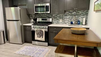 Kylskåp, mikrovågsugn, ugn och spishäll