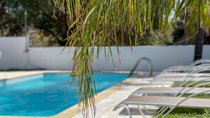 Una piscina al aire libre de temporada (de 08:30 a 21:00), tumbonas