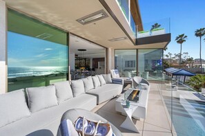Smart TV, fireplace - Neptune’s Jewel Oceanfront w/ Pool & Spa (San Diego)