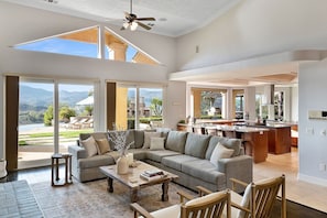 TV, foosball, table tennis - Vineyard View by Fieldtrip 8 Bd with Infinity Pool, Hot Tub, Games (Murrieta)