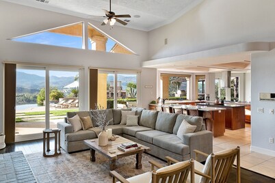 Vineyard View by Fieldtrip 8 Bd with Infinity Pool, Hot Tub, Games