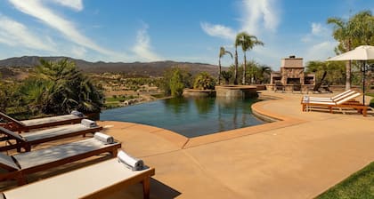 Vineyard View by Fieldtrip 8 Bd with Infinity Pool, Hot Tub, Games