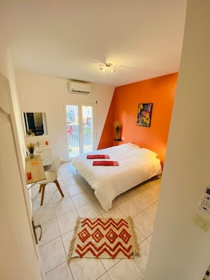 4 bedrooms, iron/ironing board, travel crib, free WiFi - Spacious T5, terrace, near center, private parking (Perpignan)