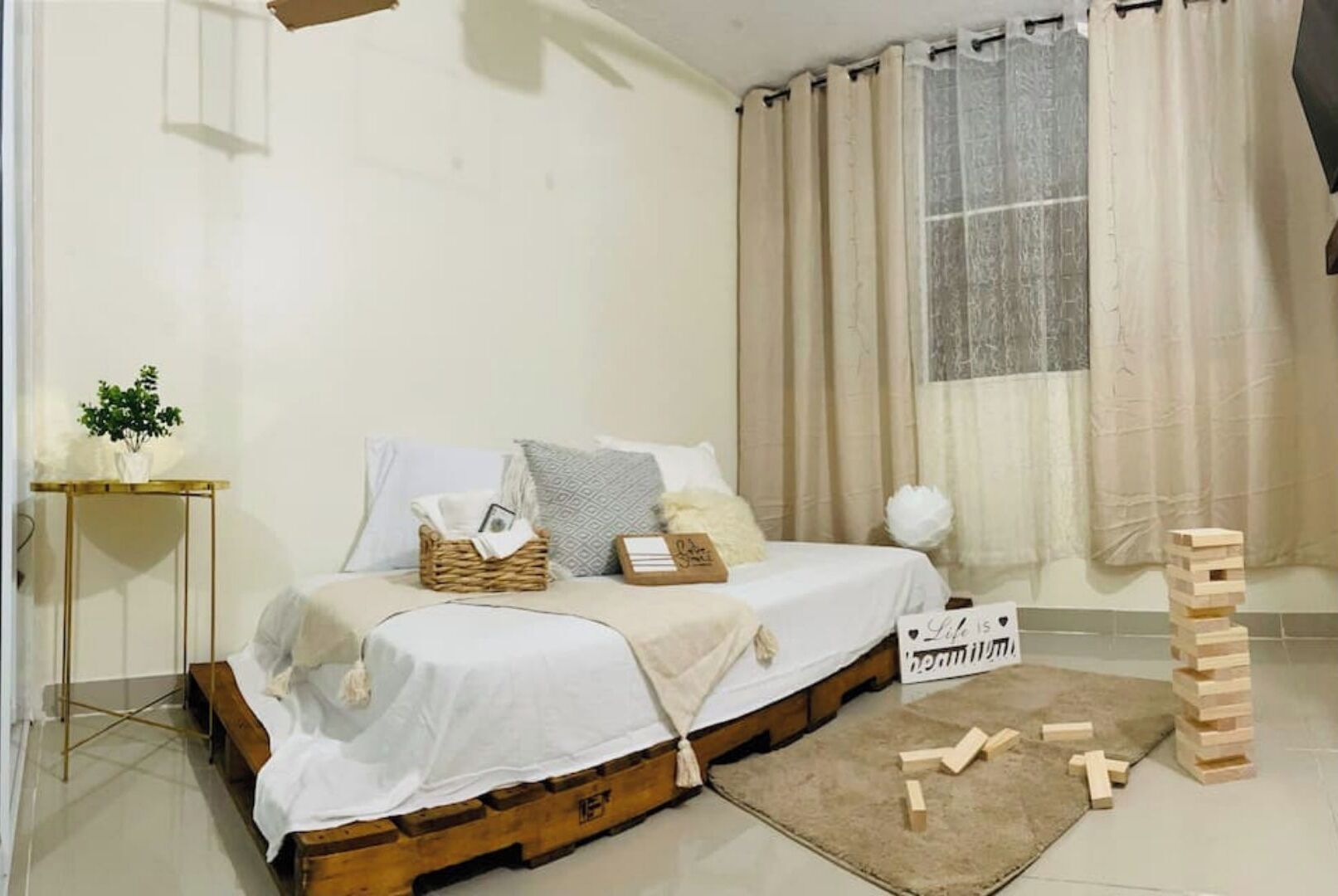 3 bedrooms, iron/ironing board, WiFi, bed sheets