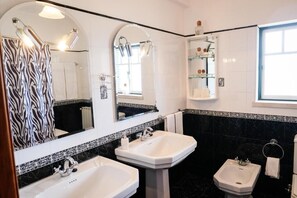 Duschwanne, Haartrockner, Bidet, Handtücher