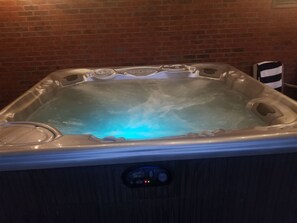 Indoor spa tub