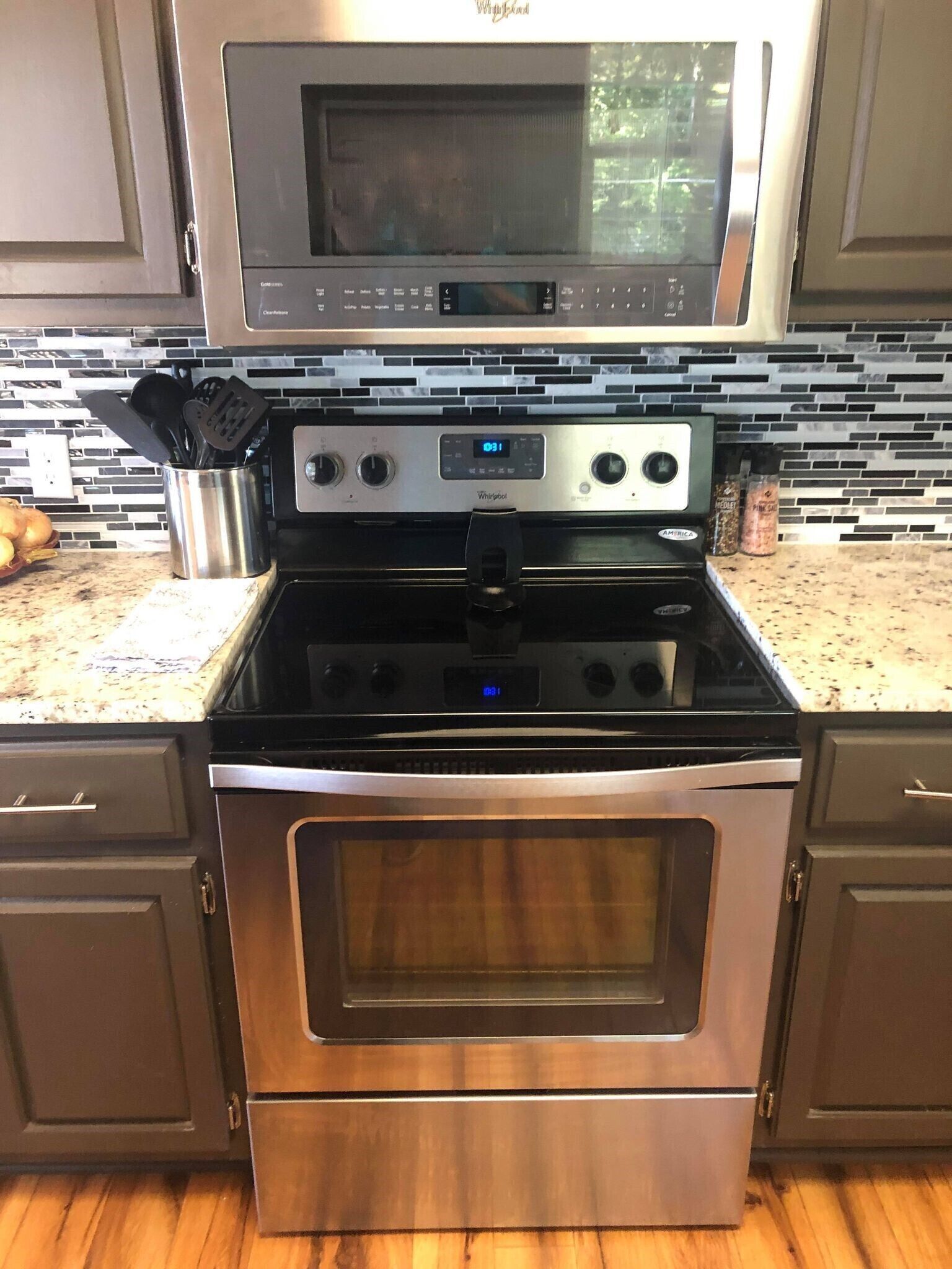 Coffee/tea maker, fridge, microwave, oven