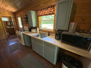 Cafetera y tetera, refrigerador, microondas y horno