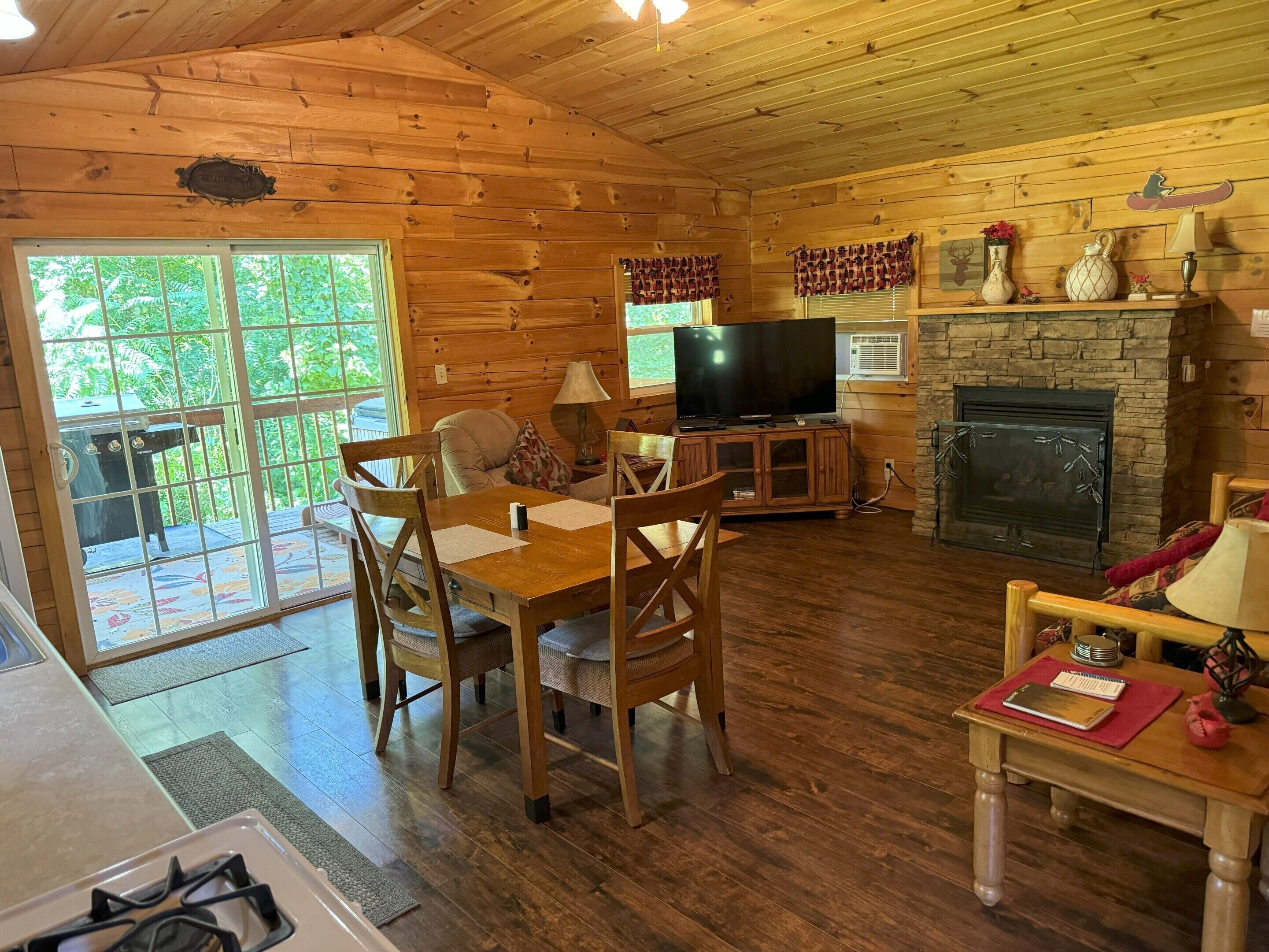 Smart-tv, pejs, dvd-afspiller, bøger