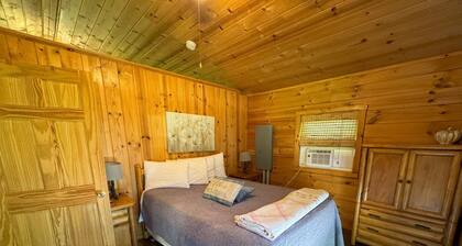 Romantic Couples Cabin hot tub near Hocking Hills