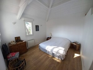6 bedrooms, free WiFi, bed sheets, wheelchair access