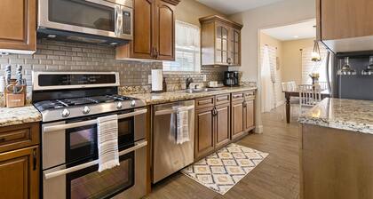 BRAND NEW ✴ HEATED POOL ✴ HOT TUB ✴ OUTDOOR GAMES ✴ CLOSE TO DINING & AIRPORT