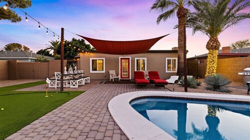 BRAND NEW ✴ HEATED POOL ✴ HOT TUB ✴ OUTDOOR GAMES ✴ CLOSE TO DINING & AIRPORT