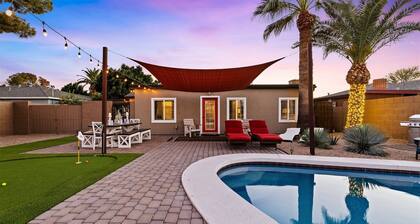 BRAND NEW ✴ HEATED POOL ✴ HOT TUB ✴ OUTDOOR GAMES ✴ CLOSE TO DINING & AIRPORT
