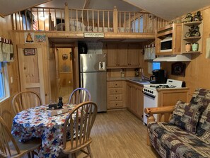 Fridge, microwave, oven, stovetop - Assoc beach, Lakes, Naples Causeway, restaurants, shops, boat- jet ski rentals. (Naples)