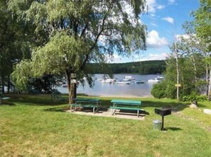 A lakeside park with benches and a picnic table. - Assoc beach, Lakes, Naples Causeway, restaurants, shops, boat- jet ski rentals. (Naples)
