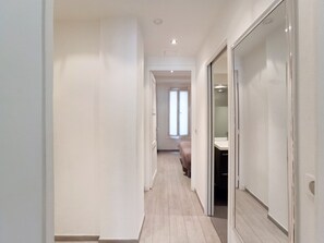 1 غرفة نوم ومكواة/لوح كي وواي فاي وملاءات أسرّة