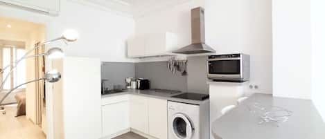 Kühlschrank, Mikrowelle, Geschirrspüler, Toaster