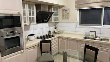 Een koelkast, een microgolfoven, een oven, een kookplaat