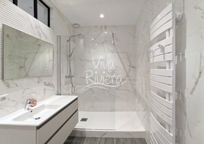 Hair dryer, towels - Viva Riviera Rue Hoche Luxury Collection (Cannes)