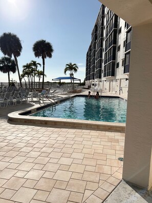 حمّام سباحة خارجي، حمّام سباحة مُدفَّأ