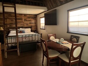 3 bedrooms, iron/ironing board, travel crib, free WiFi - Cabin #5 at the LV Bar Ranch (Cane Beds)
