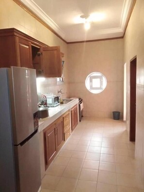 Apartamento | Cocina privada | Frigorífico, microondas, horno y placa de cocina