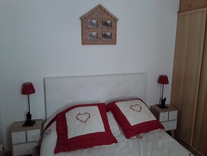 1 bedroom, iron/ironing board, travel cot, free WiFi