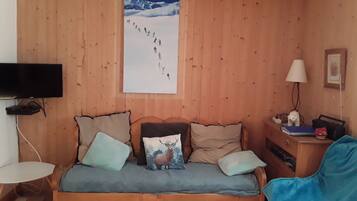 1 bedroom, iron/ironing board, travel cot, free WiFi
