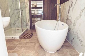 Casa de campo | Baño | Tina y regadera independientes, tina profunda, secadora de cabello 