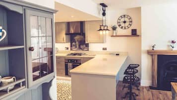 Cottage | Private kitchen | Fridge, microwave, oven, stovetop