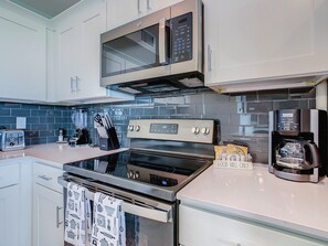 Frigorífico, microondas, horno y placa de cocina