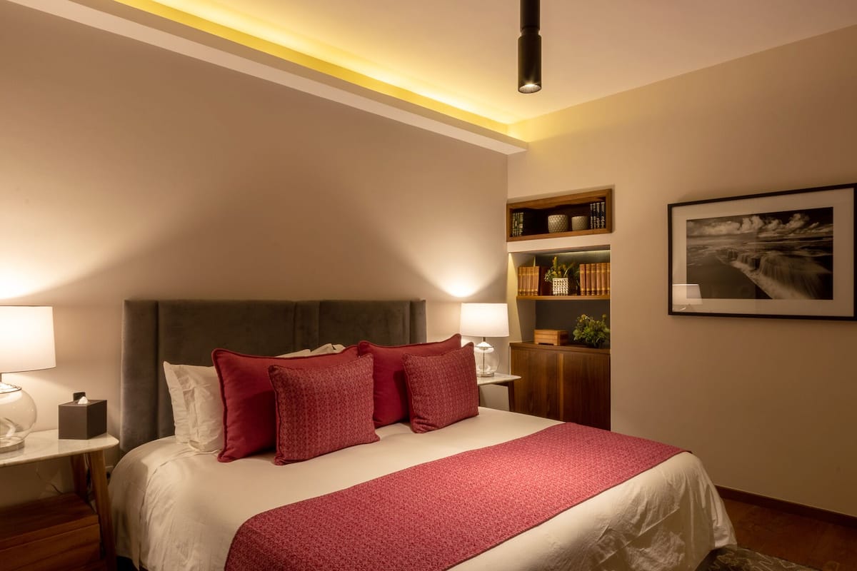 Comfort Room | Egyptian cotton sheets, premium bedding, down comforters, free minibar