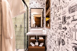 Rom – deluxe | Bad | Dusj, hårføner, badekåper og tøfler