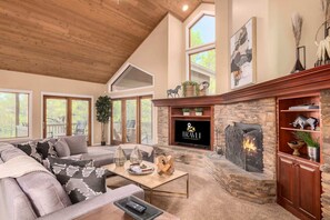 TV, fireplace, books, offices - Amberwood Apline Estate w/5 Showers, Spa & Views (Flagstaff)
