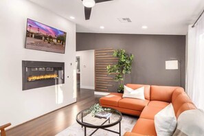 Televisión, chimenea y oficina 