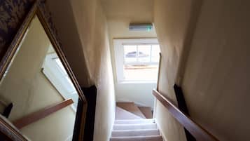 ๋๋ญ์ค ์ค์ํธ, ์์ค์ํธ, ์ ์ ์ ๋ง (Room 1 (Attic Room)) | ๋ด๋ถ