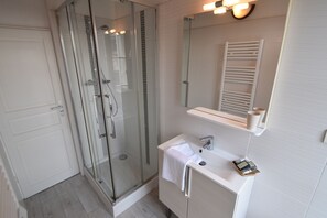 Deluxe Room | Bathroom | Free toiletries, hair dryer, towels, soap - Les Destinées (Chinon)