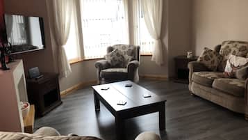 House, Multiple Beds | Living room | 30-inch TV with digital channels