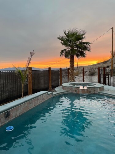 Secluded Oasis, heated pool and spa, RV hook-ups