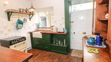 Cottage | Private kitchen | Fridge, dishwasher, electric kettle, toaster