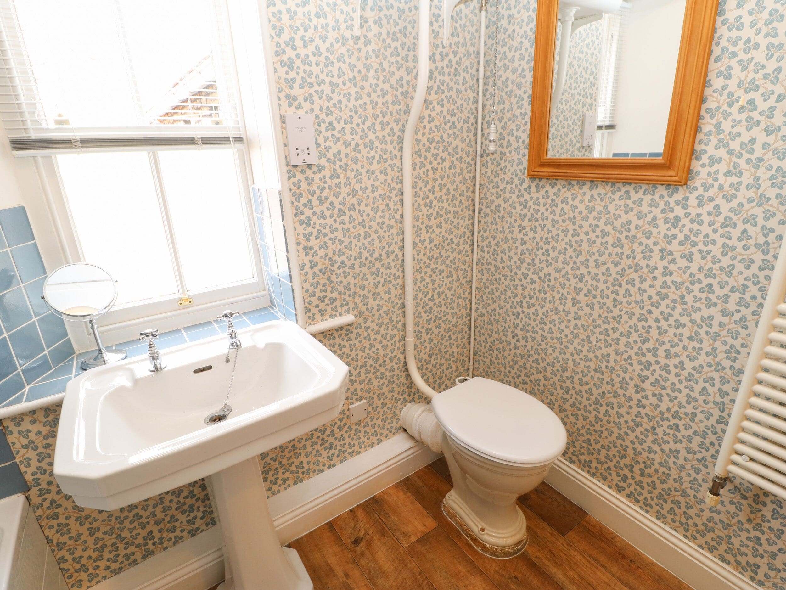 Ein Badezimmer mit Waschbecken, Toilette und Dusche.