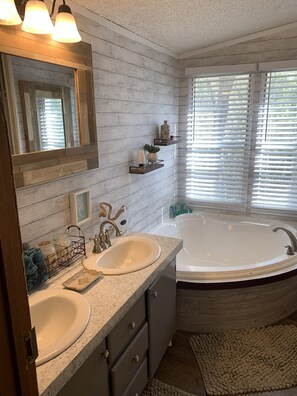 Combined shower/bathtub, hair dryer, towels, soap - If you’re looking for a secluded river getaway this is your place! (Live Oak)