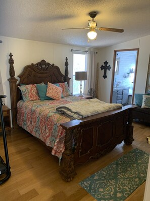 3 bedrooms, iron/ironing board, free WiFi, bed sheets - If you’re looking for a secluded river getaway this is your place! (Live Oak)