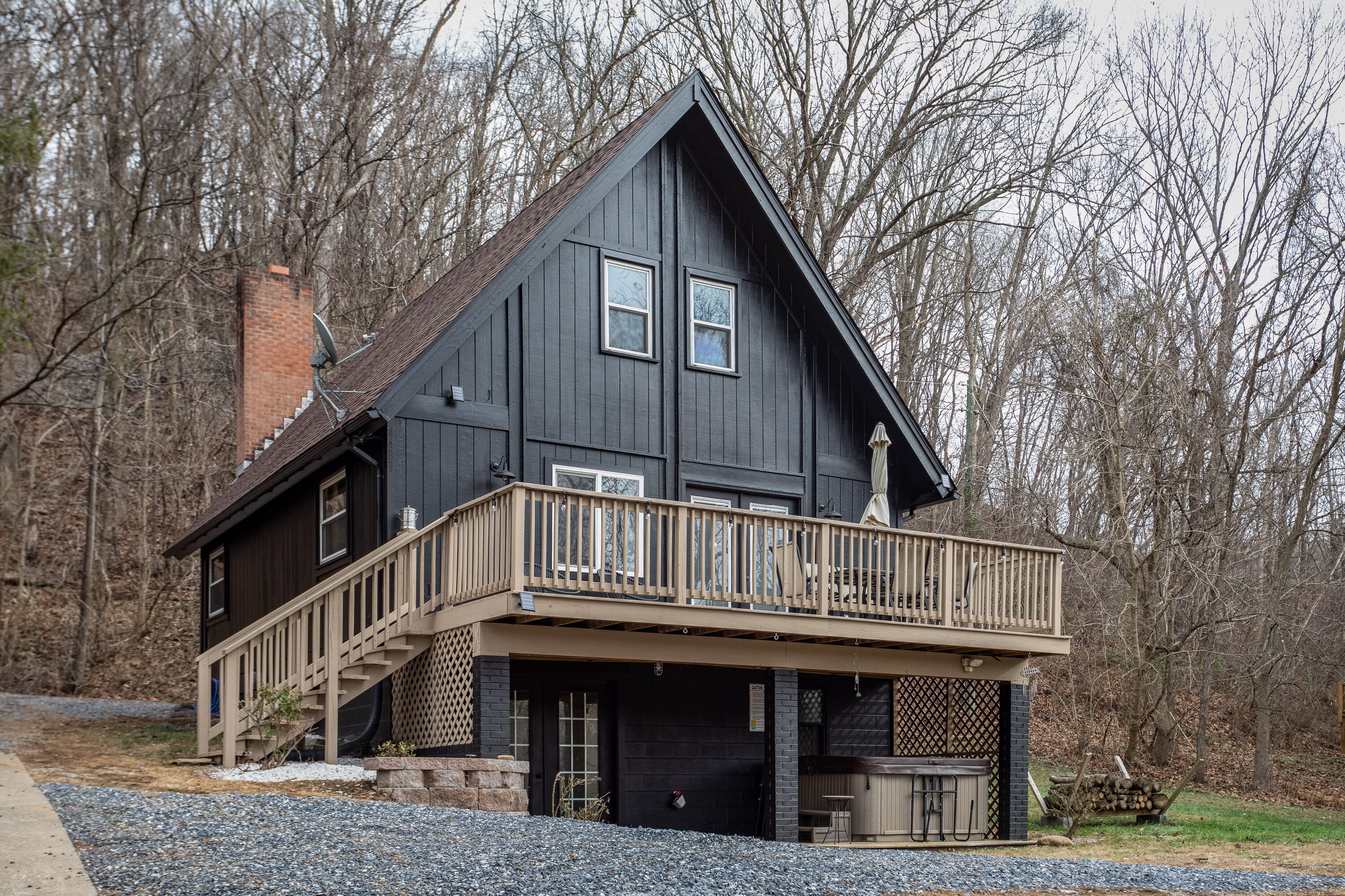 Une maison à deux étages avec un balcon, un garage et une cheminée.
