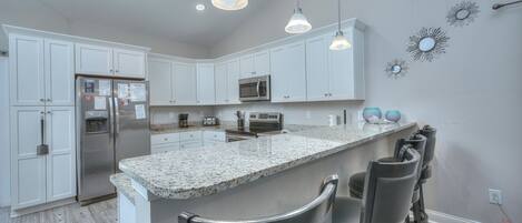 冷蔵庫、電子レンジ、オーブン、コンロ