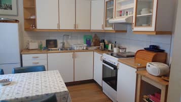 Fridge, oven, stovetop, coffee/tea maker